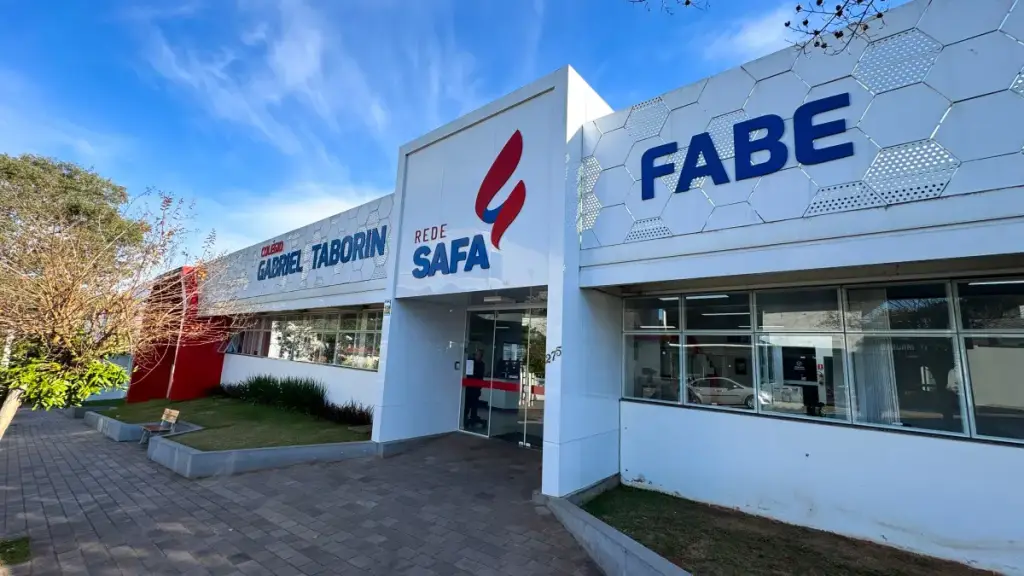 Entrada da FABE Marau e do Colégio Gabriel Taborin
