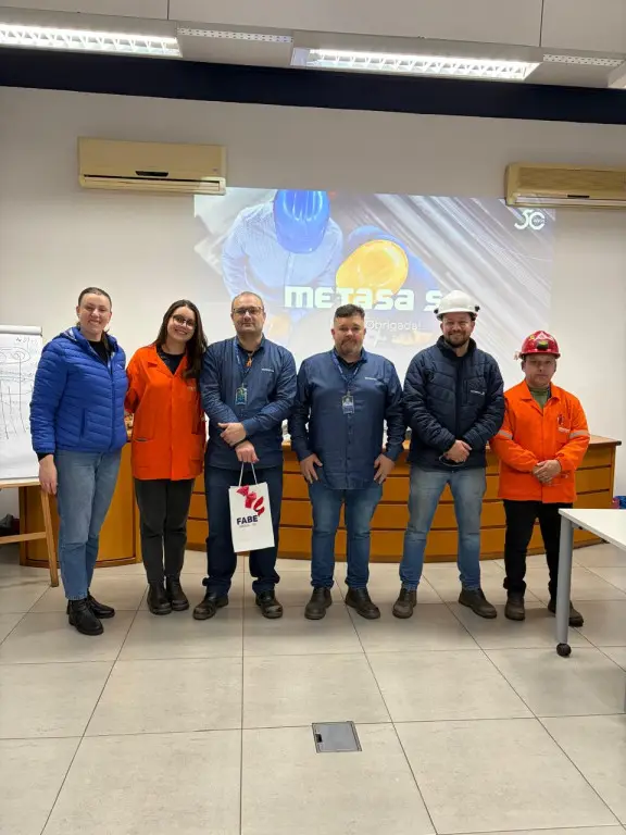 Acadêmicos de Administração da FABE realizam visita técnica à Metasa