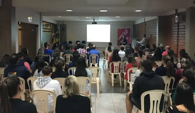 Egressos da FABE apresentam trabalhos de pesquisa