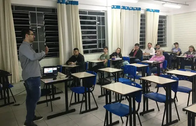 Gerente da Kuhn do Brasil esteve na FABE