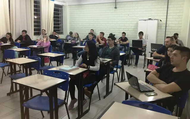 Gerente da Kuhn do Brasil esteve na FABE