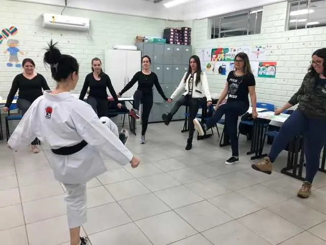Atividade karatê envolve acadêmicas de Pedagogia