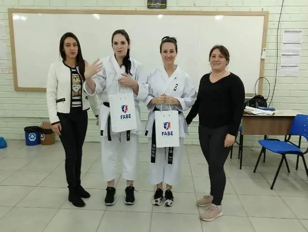 Atividade karatê envolve acadêmicas de Pedagogia
