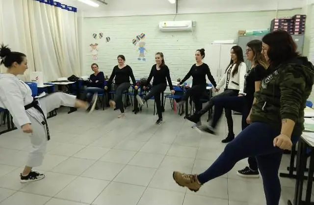 Atividade karatê envolve acadêmicas de Pedagogia