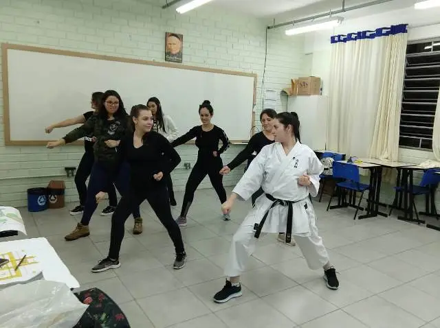 Atividade karatê envolve acadêmicas de Pedagogia
