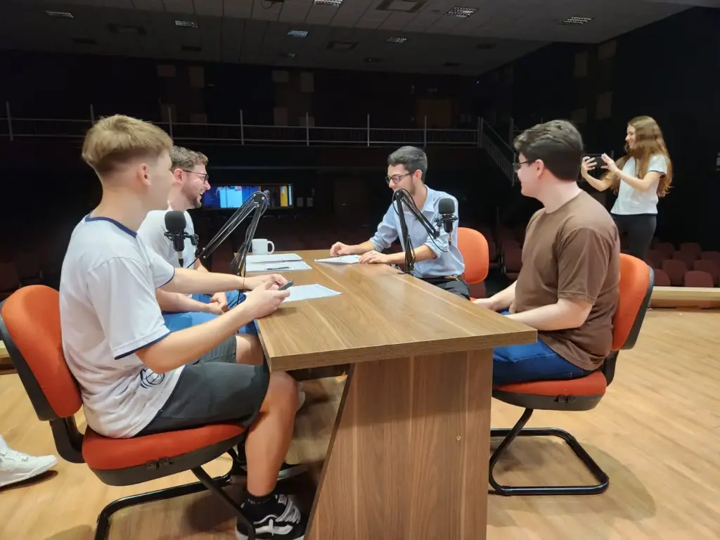 Da Sala de Aula ao PodPapo: Estudantes da FABE Inspiram o Debate Político