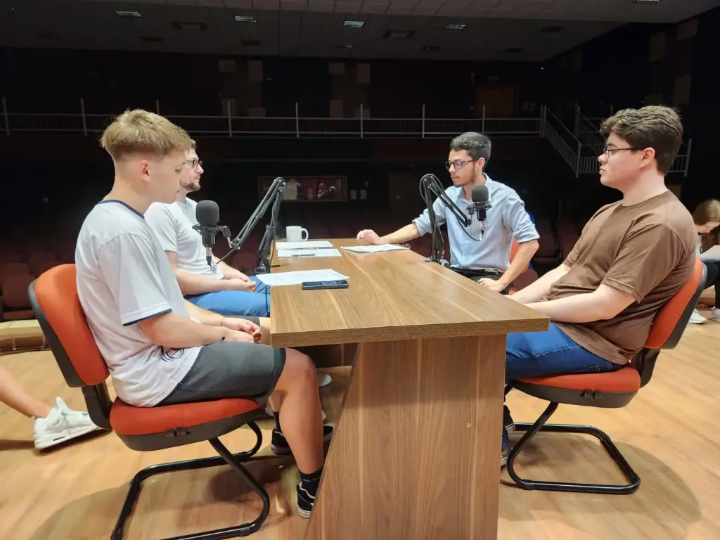 Da Sala de Aula ao PodPapo: Estudantes da FABE Inspiram o Debate Político