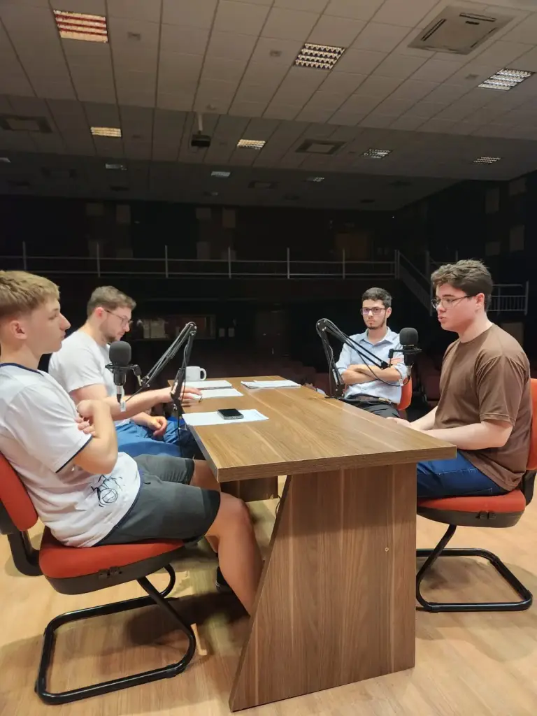 Da Sala de Aula ao PodPapo: Estudantes da FABE Inspiram o Debate Político