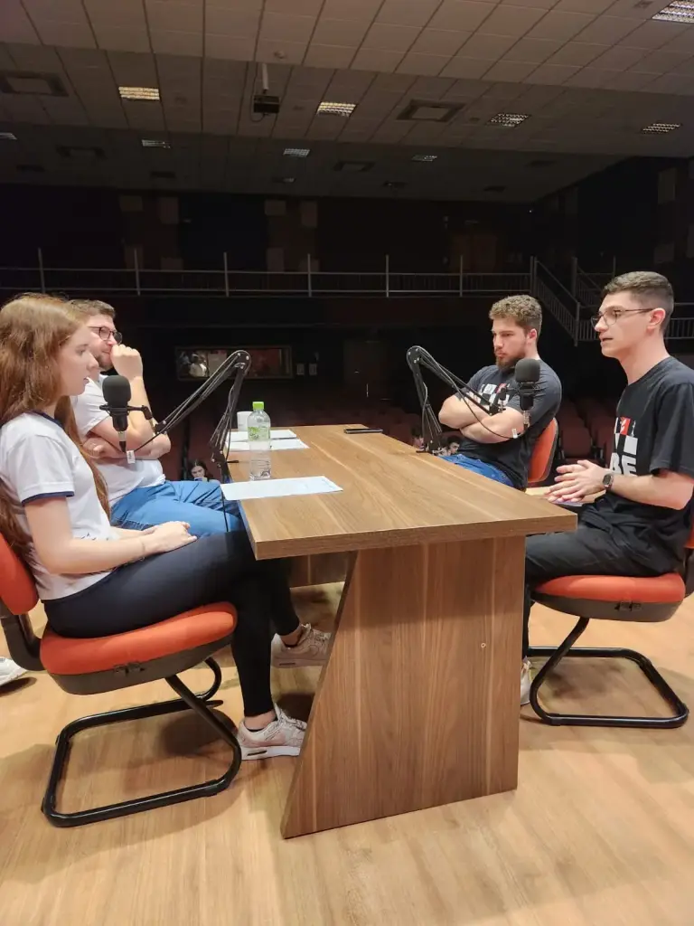 Da Sala de Aula ao PodPapo: Estudantes da FABE Inspiram o Debate Político