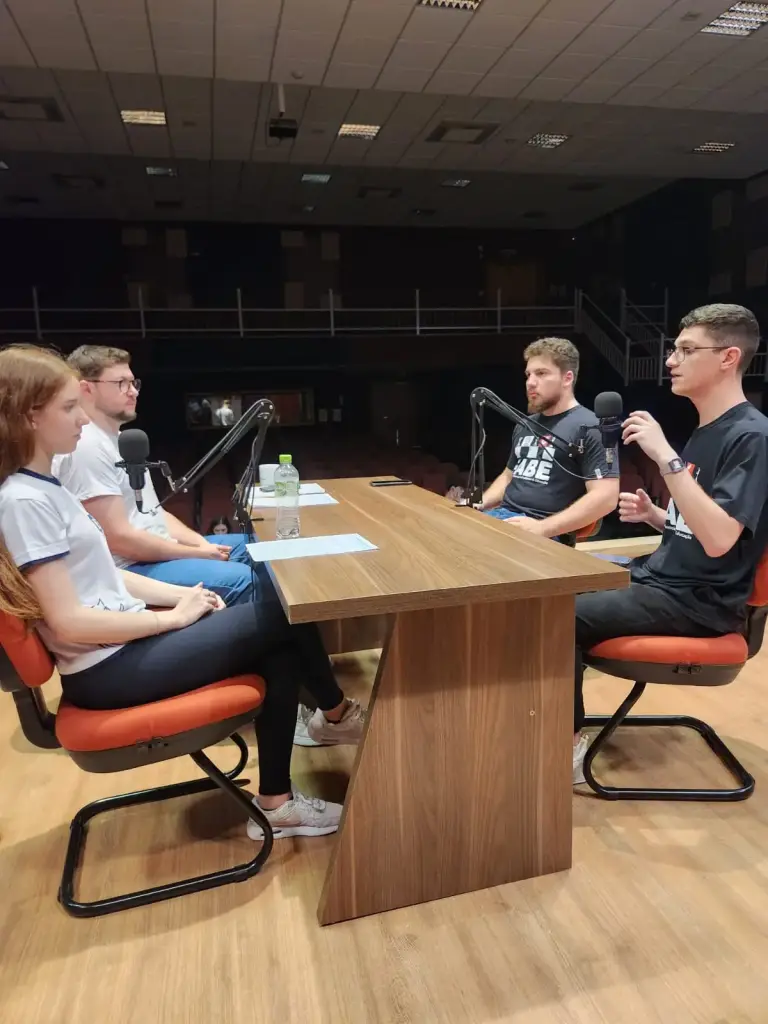 Da Sala de Aula ao PodPapo: Estudantes da FABE Inspiram o Debate Político