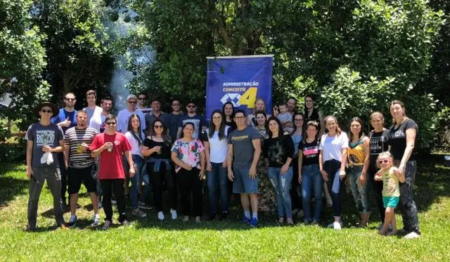 Curso de Administração comemorar conquista de Conceito 4