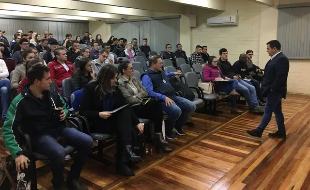 Acadêmicos na área de gestão participam de Aula Mestra