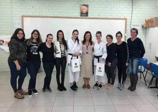 Atividade karatê envolve acadêmicas de Pedagogia