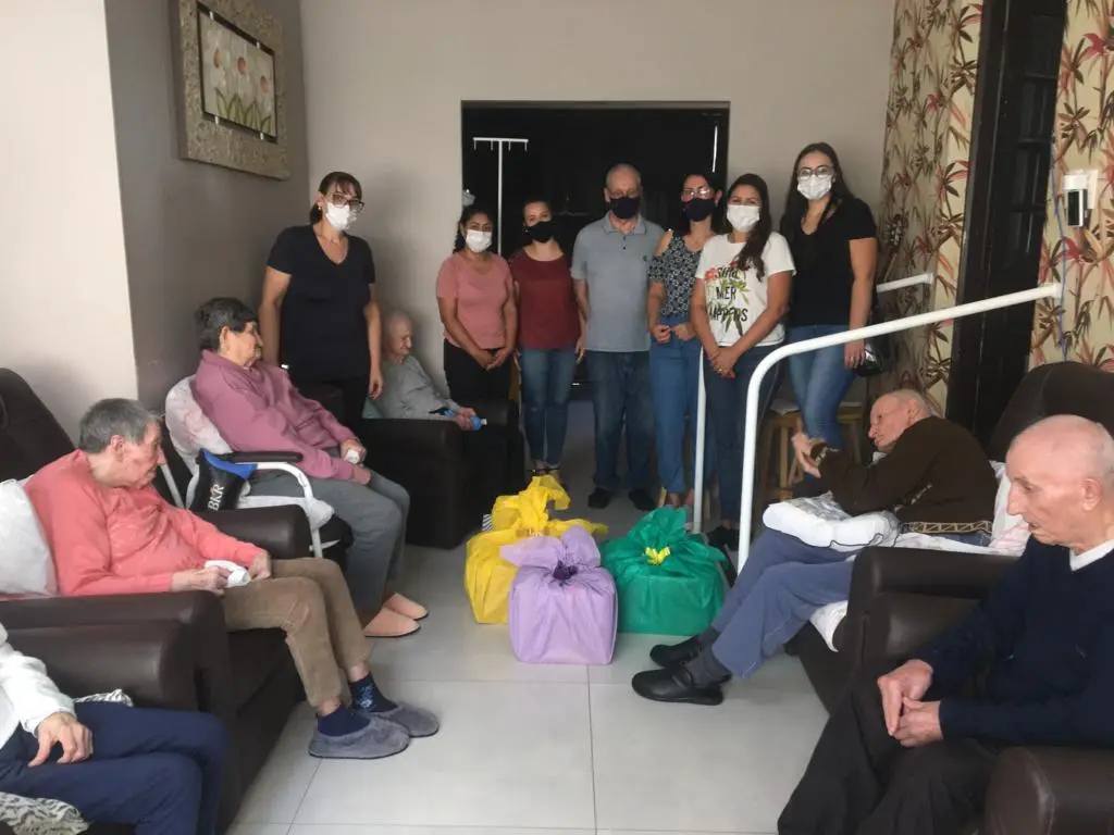 Grupo Fraternidade Nazarena entrega doações